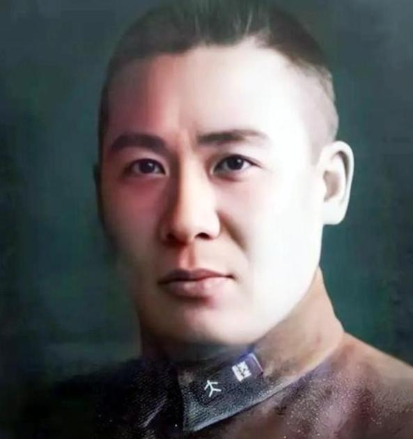 杨遇春黄埔三期出身，二十出头就坐到了红军师长的位置上，家中亲属在苏区肃反扩大化中
