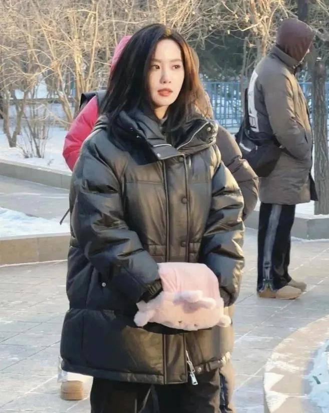 刘诗诗把羽绒服穿成了高级感模板！一件黑色羽绒服，内搭简约的灰色高领衫，再配