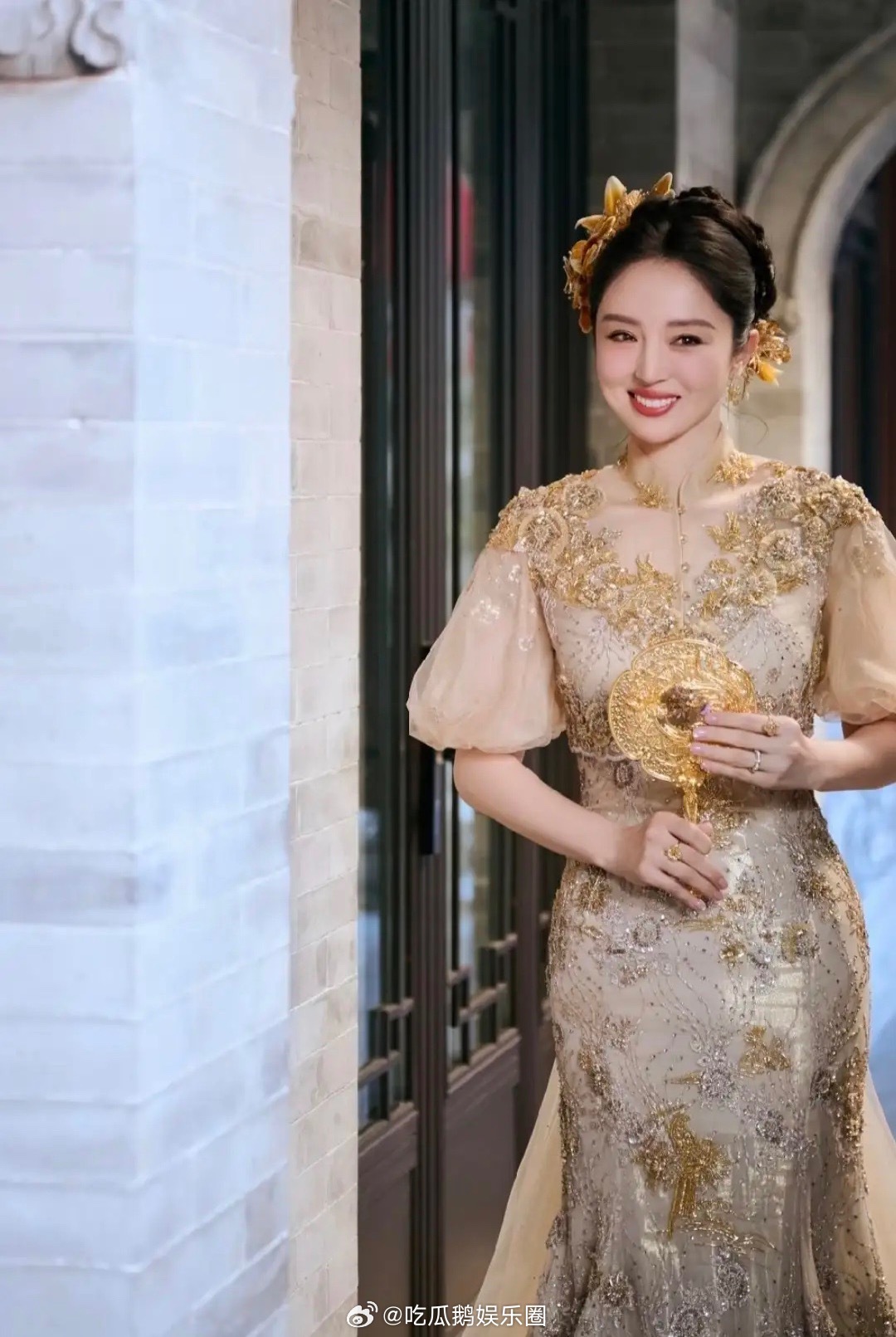 董璇正式公布结婚照，与张维伊甜蜜牵手，封婚酒，网友：一言难尽！​​​