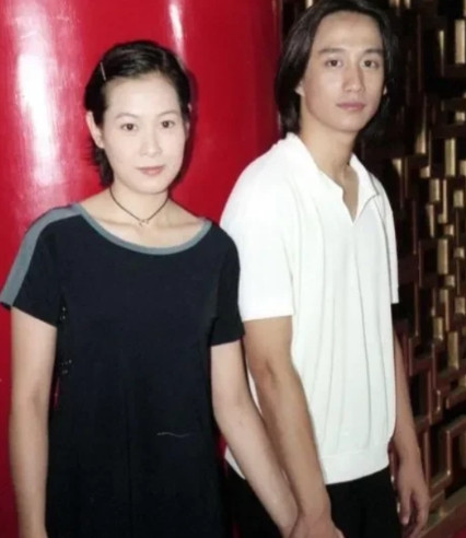 2004年，黄磊在结婚前，给刘若英打电话说“我要结婚了，如果你不愿意，那我就不结