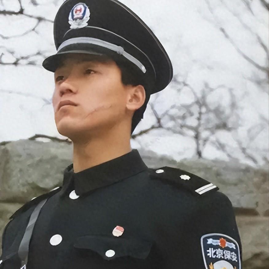 他曾是北大的保安，因被留学生嘲笑，逆袭考进北大，如今成为校长    