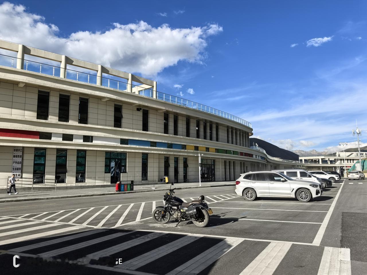新都桥有一个宝藏服务区昨天，我们从雅江往回走，原本计划到康定住