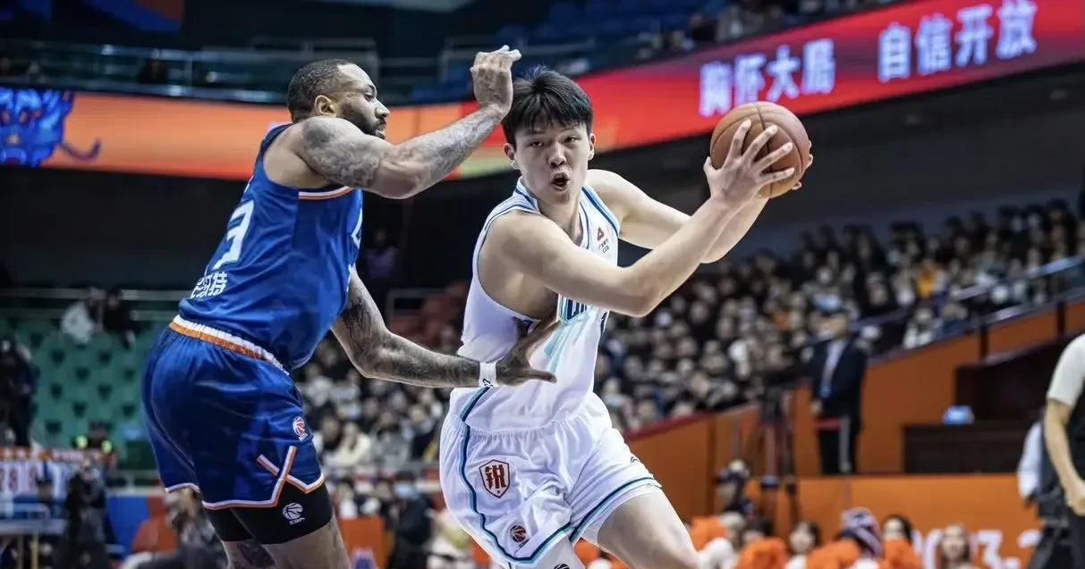 杨瀚森选秀顺位再提高，模板首次确定，竟不是约基奇！近期，中国男篮球员杨瀚森已经