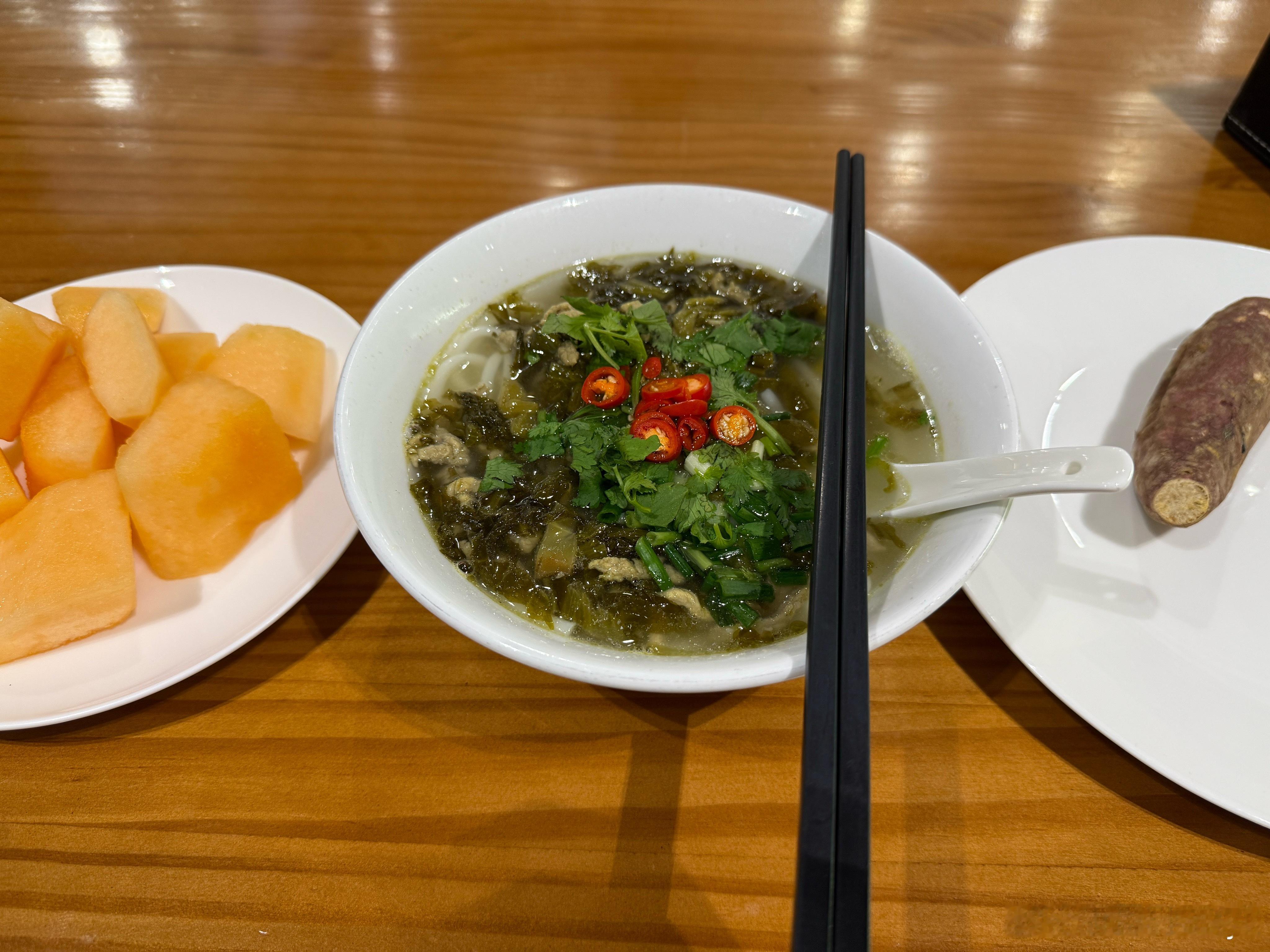 早今儿来碗酸菜肉丝面转眼国庆长假最后一天啦日常分享﻿大v聊车​​​