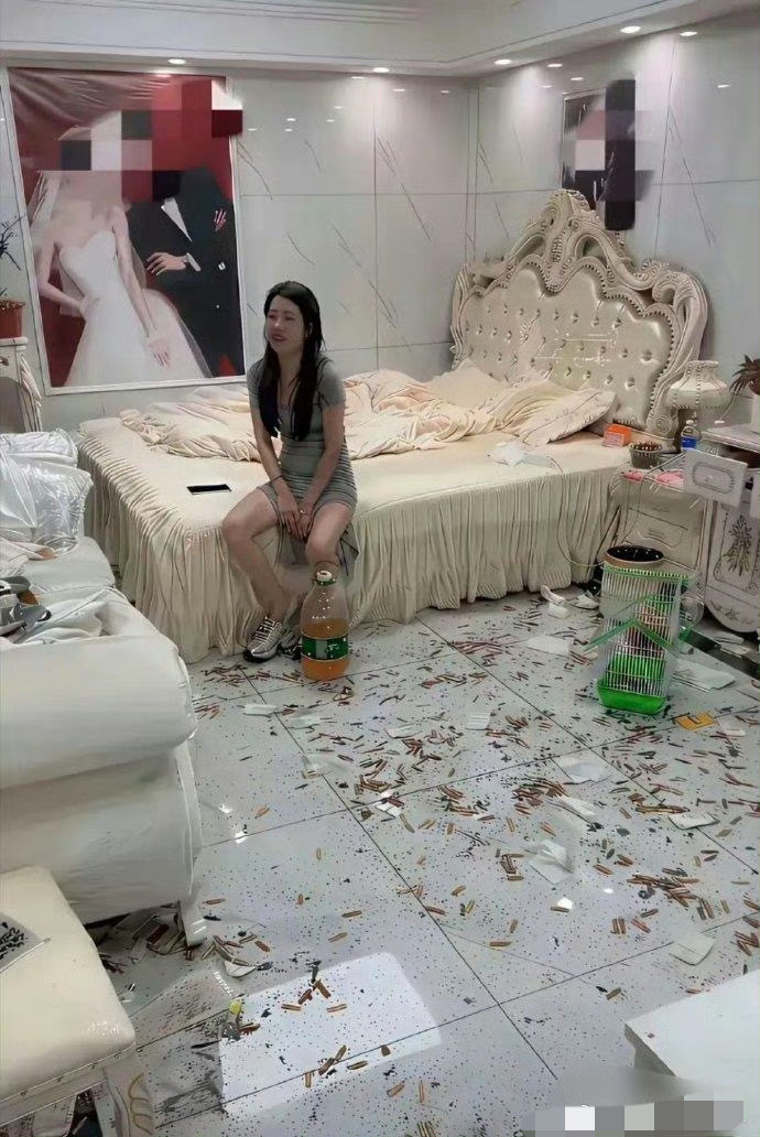 不怪新娘一脸无奈，换谁都一样！
