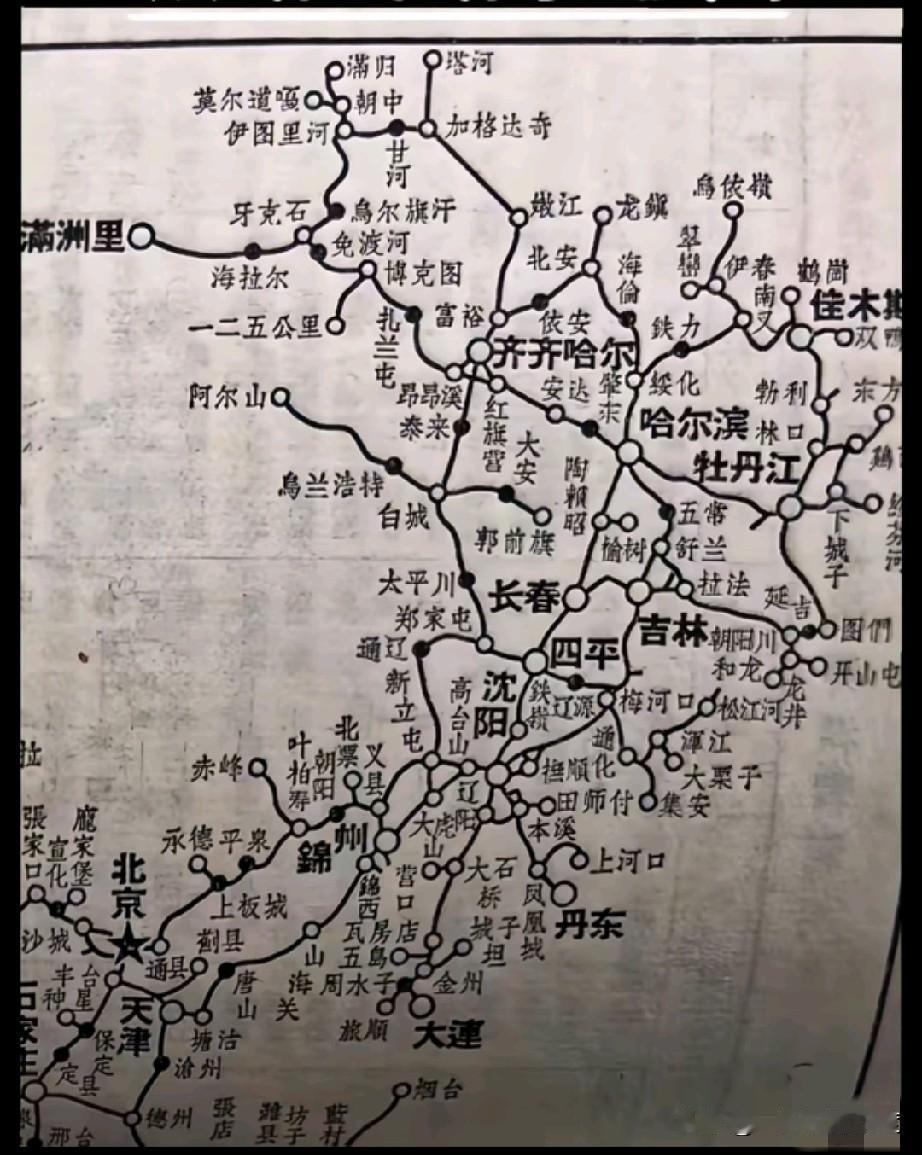 这是上世纪70年代东北地区铁路路线图，稠密程度几乎县县通铁路，这些都是向外源源不