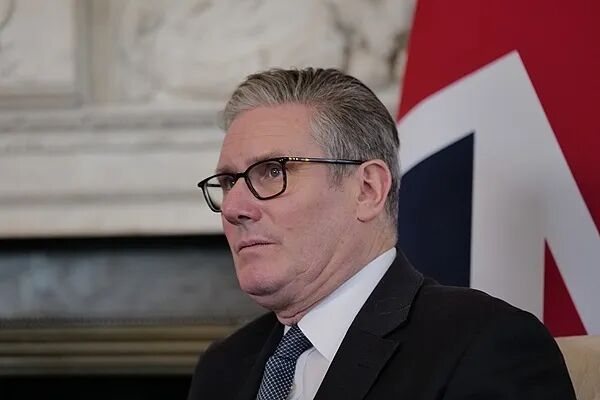 特不靠谱就是一个土匪，强盗，恶霸，小丑，无赖，天天口无遮拦，信口雌黄，出尔反尔，