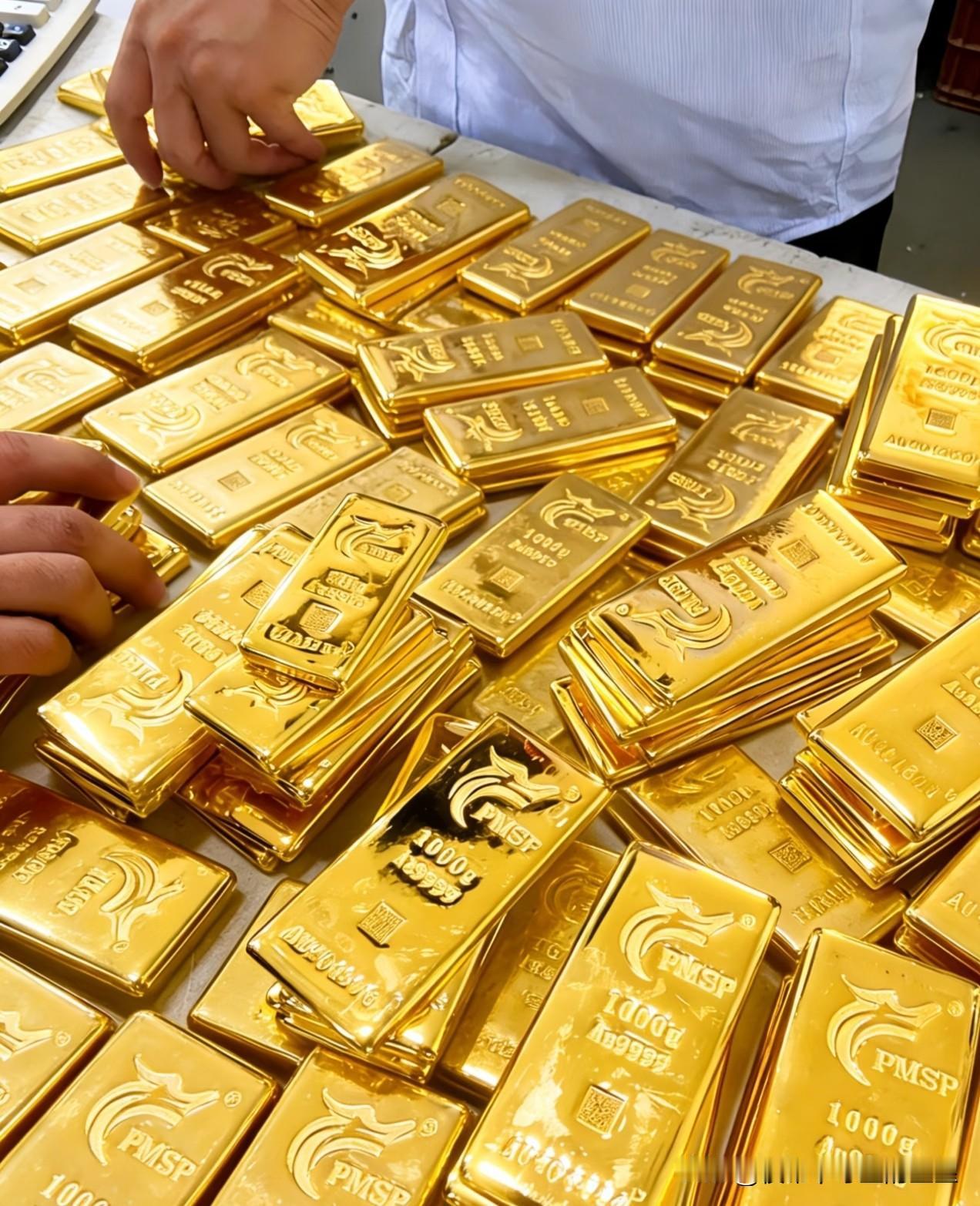 持有大量黄金的人估计现在已经慌了，就在6月2日金价已经跌到了975一克，