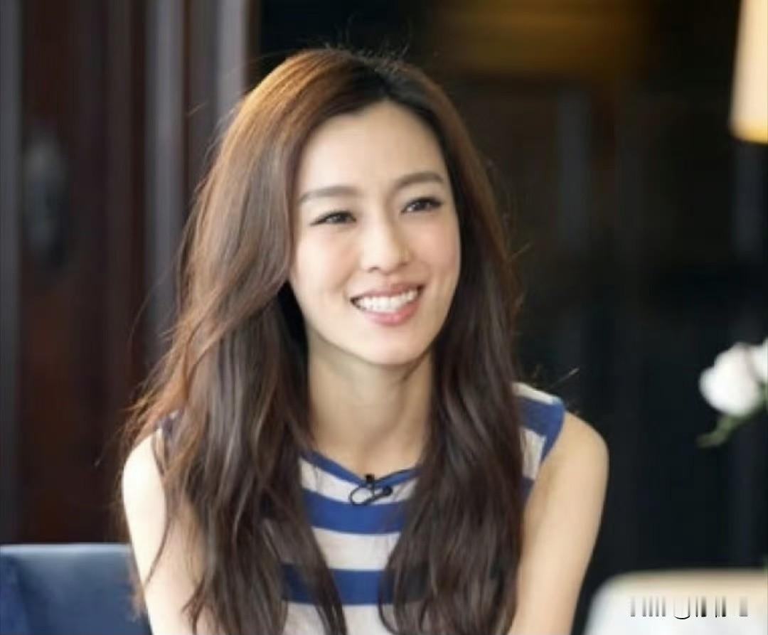 范玮琪演唱会陷“大S骨灰项链“再闹大乌龙”‼️昨日范玮琪在演唱会刻意戴上一条类