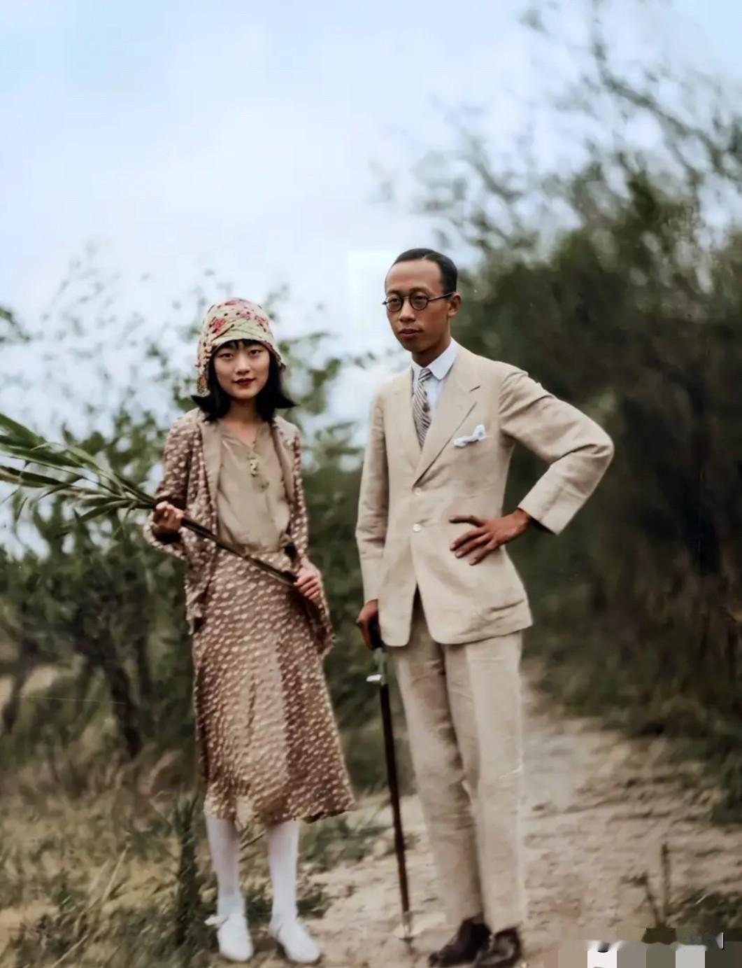 这是溥仪和婉容结婚不久之后，在北平颐和园游览时，留下的一张十分罕见的合影。两个穿
