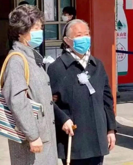 78岁的林豆豆头发花白，拄着拐杖，面容显得有些憔悴，她望着丈夫的遗体，久久不愿离