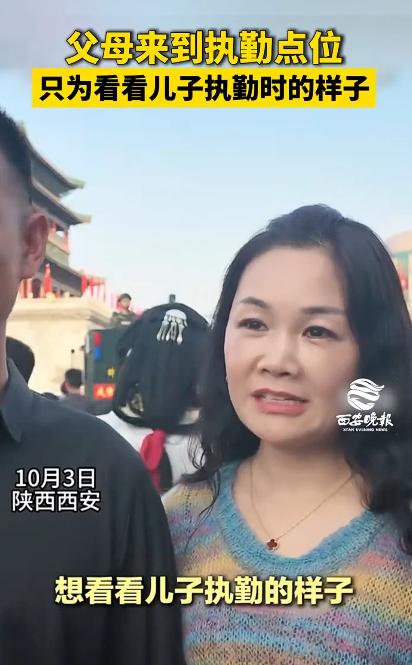 陕西西安，一名武警战士正笔挺地在钟楼执勤。他怎么也没想到，远在千里之外的父母，竟