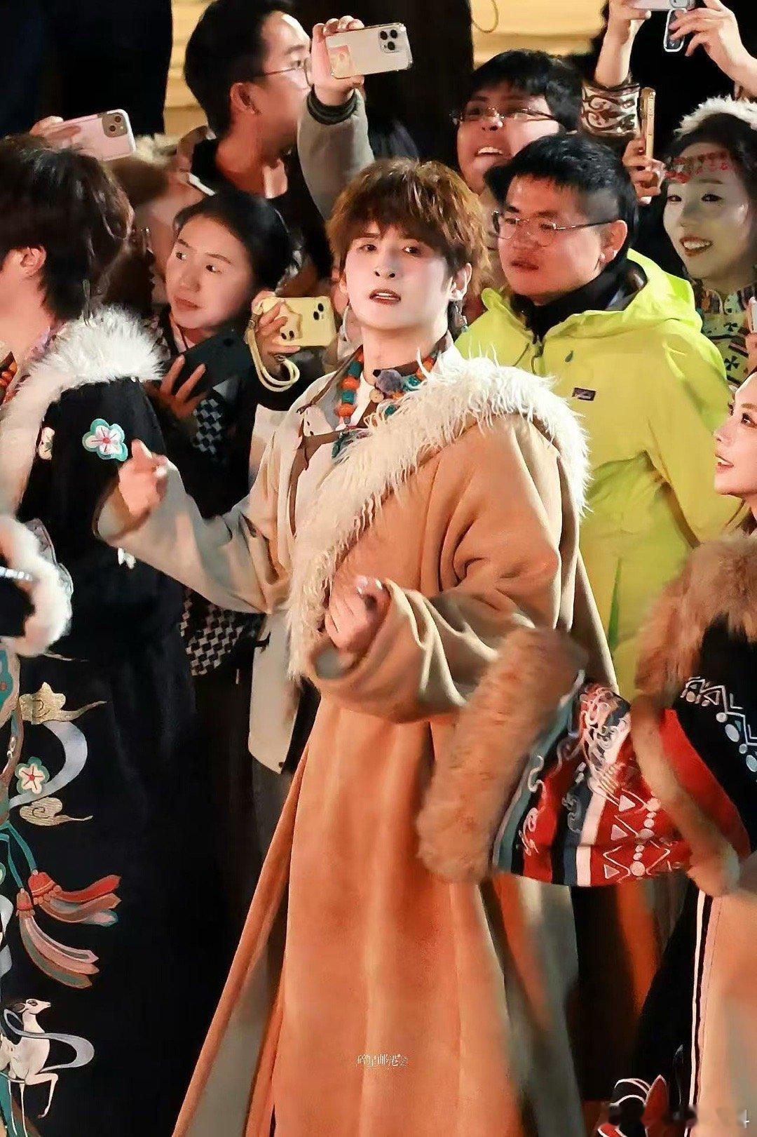 张远句句有回应谁还没见过张远“秒接话”的可爱样？kpl舞台上一句“听到了”超及