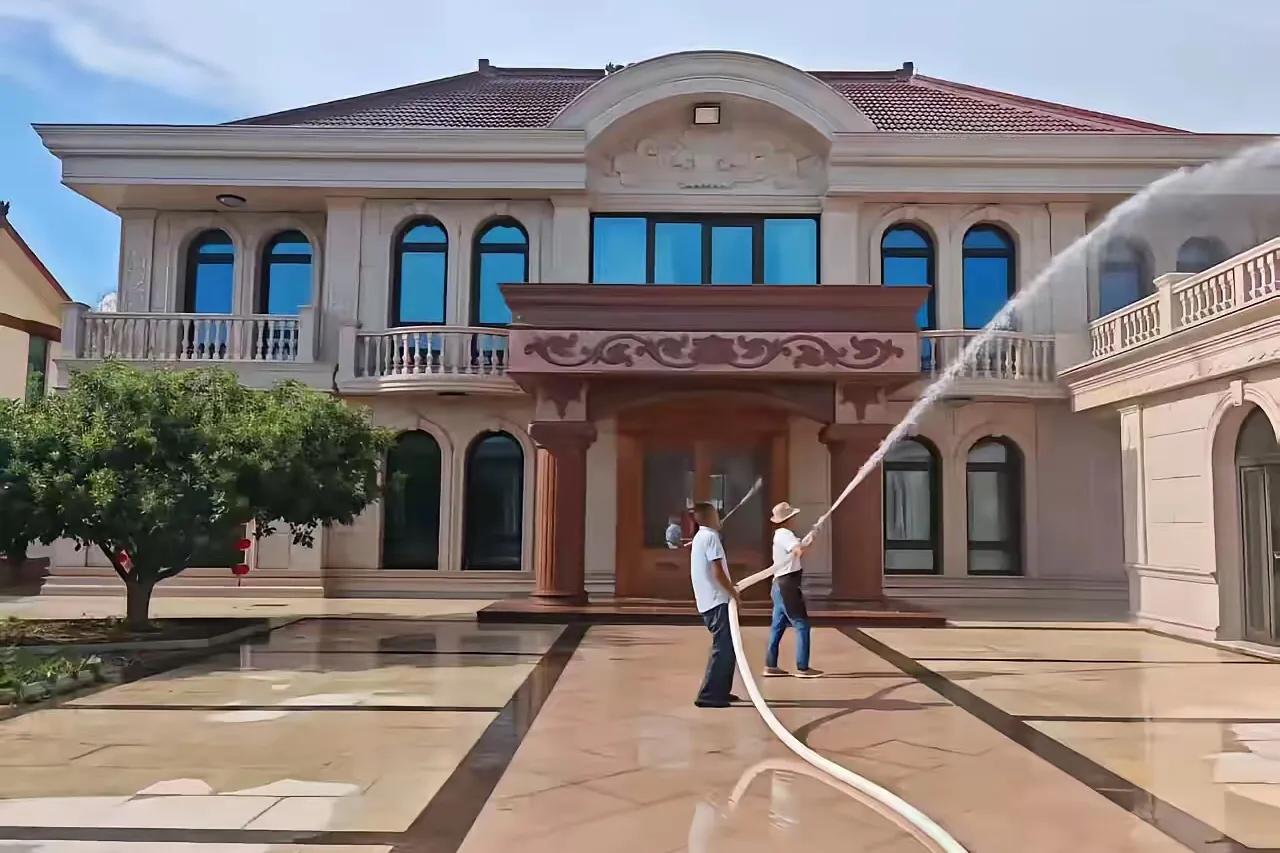 离过年还有几个月呢，刘强东家里就被打扫的干干净净，这可是村民们自发行动啊！山里走