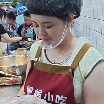 之前鞋店允许小学生免费看电视、吹空调的肥娟夫妇，最近发视频说小吃店快撑不下去了。