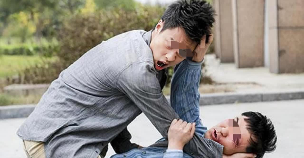 湖南郴州，男子完成装修施工后，一直被拖欠工钱，他当面找设计师要钱，对方说