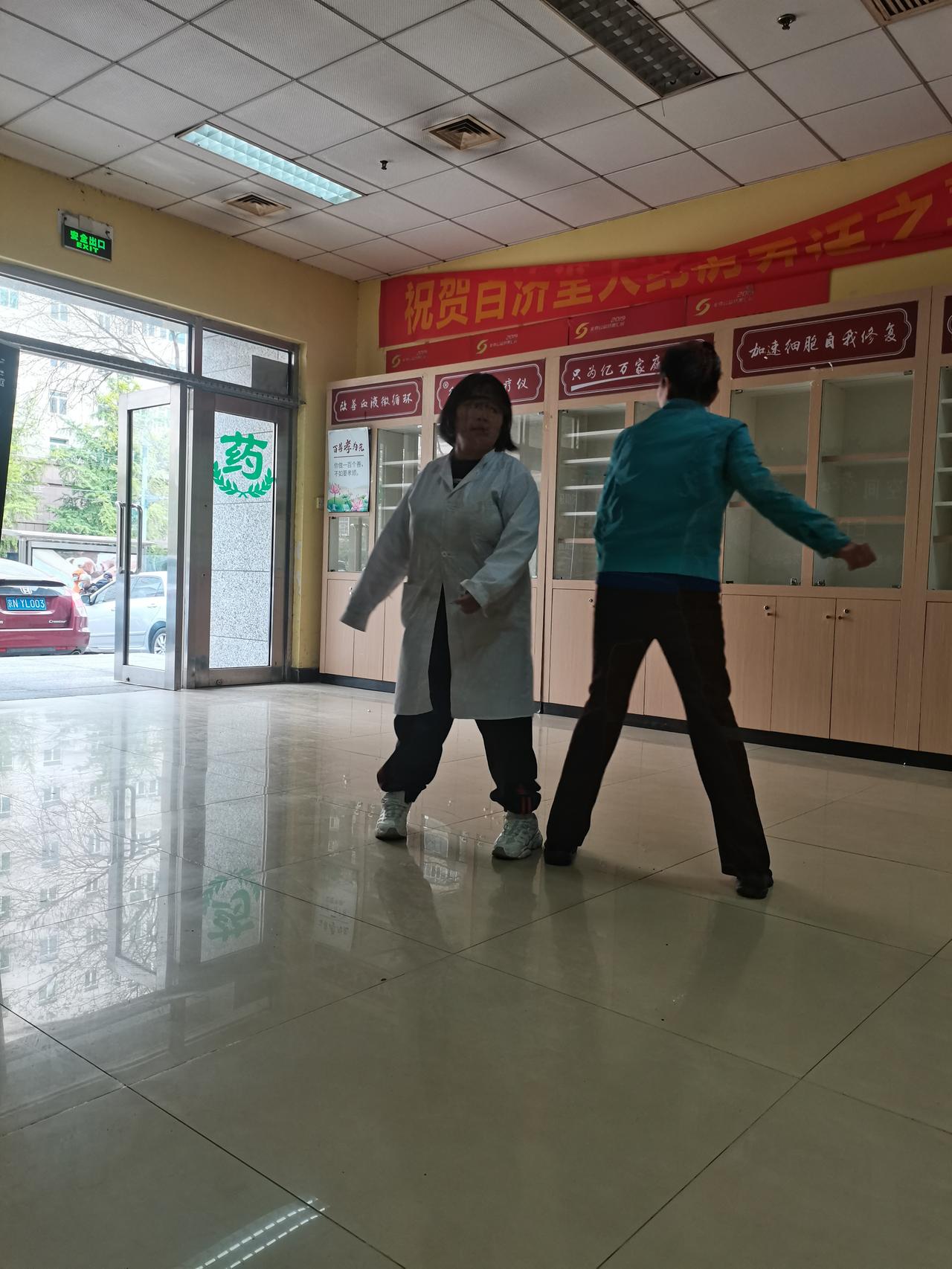 中医能根治牛皮癣吗能，首先要使用正规中医药厂的产品，要认真的阅读使用说明书，严格