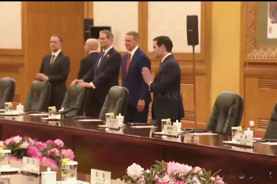 真是太好笑1：昔日一贯对咱们不好友的鲁比奥，今天踏入人民大会堂，那模样真像刘姥姥