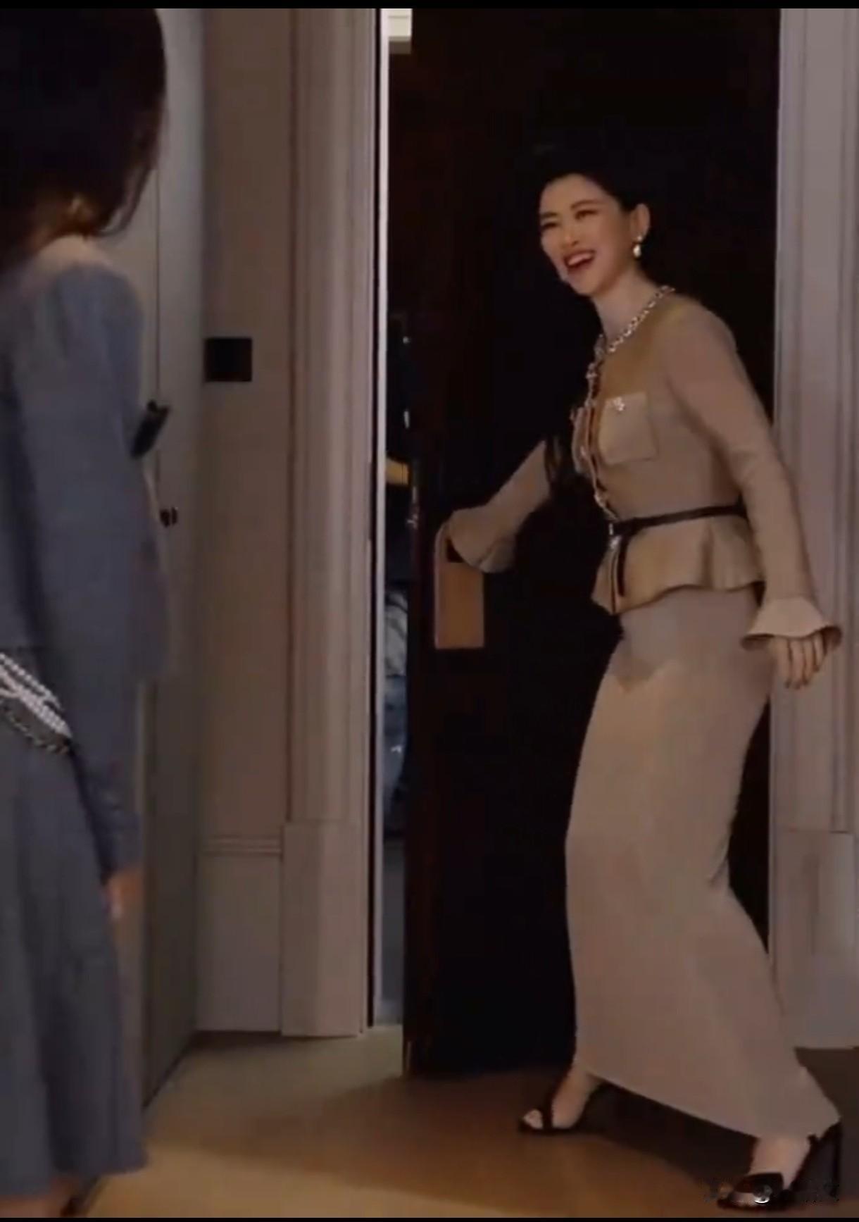 朱珠微笑撑门那一刻，打工人全破防了！她的“情绪工伤”里藏着多少职场人的委屈