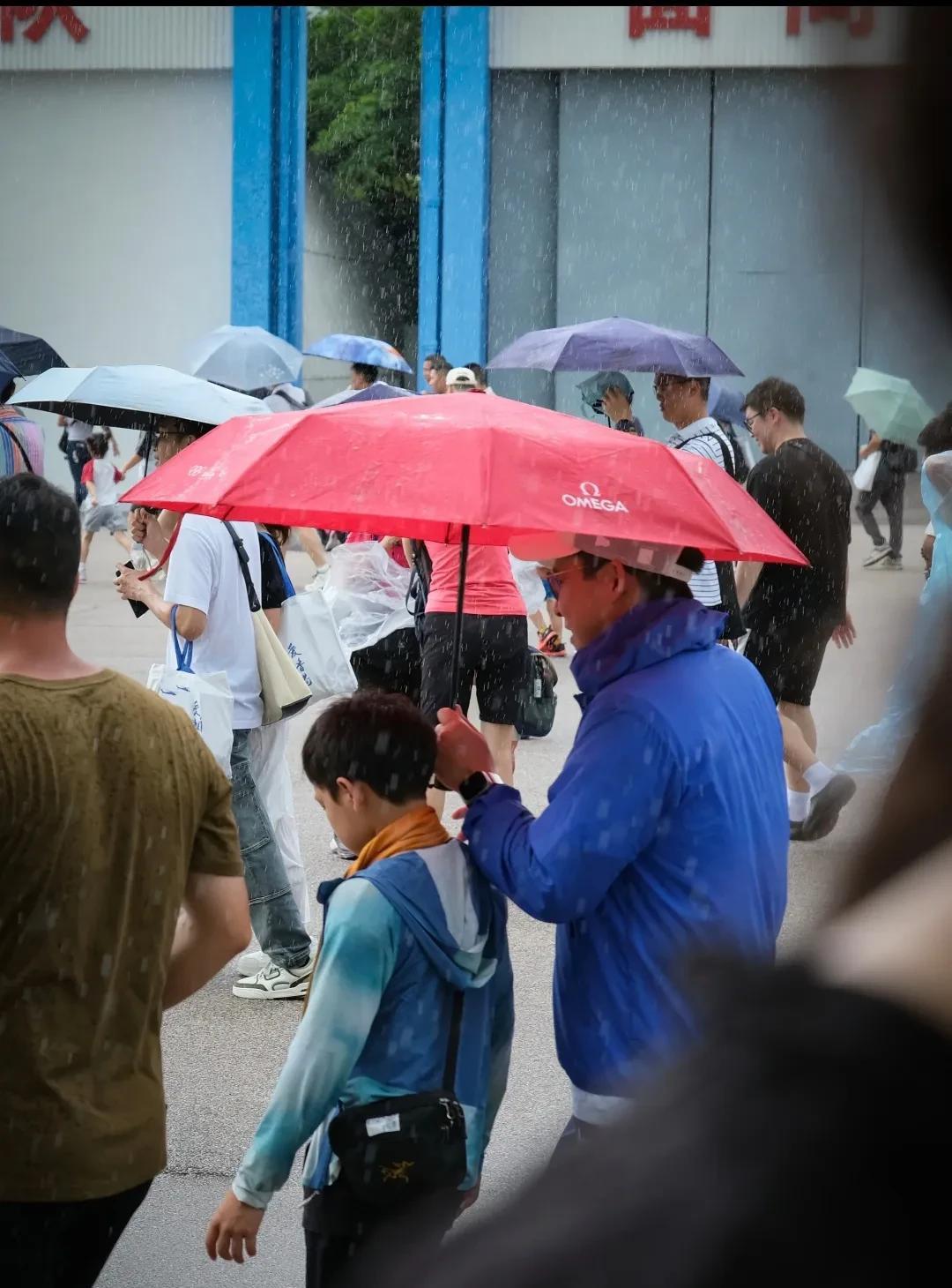 6月22日，香港石岗军营开放日，有网友拍摄到了暴雨中的霍启刚父子。以往没注意，这
