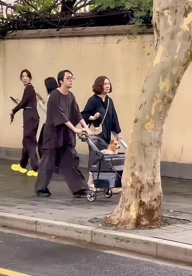 不怪后面的小姐姐忍不住回头，换我也是一样。