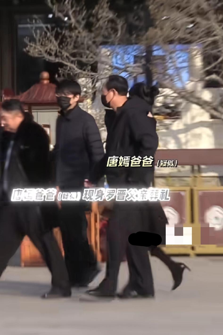 还记得前几年老爷子想儿子了去剧组探班，罗晋拍了一张目送老爷子的背影……父爱如山，