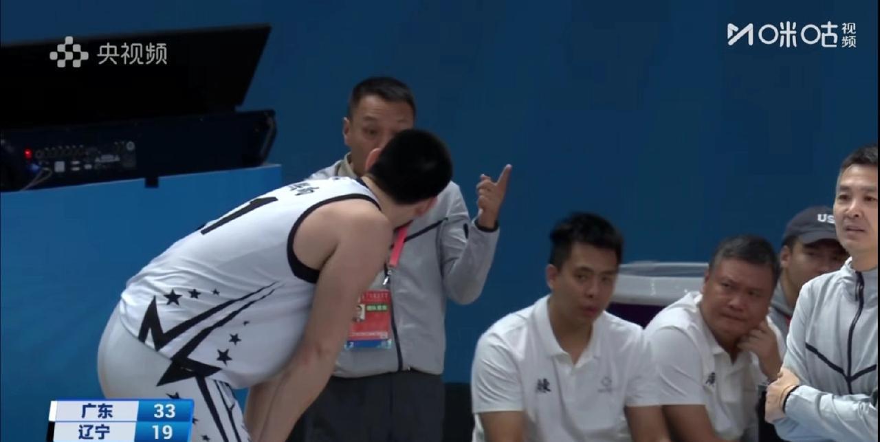 辽宁籍教练李群坐在广东阵营当顾问，而吴庆龙用行动来回报家乡，辽宁U18青年队在全