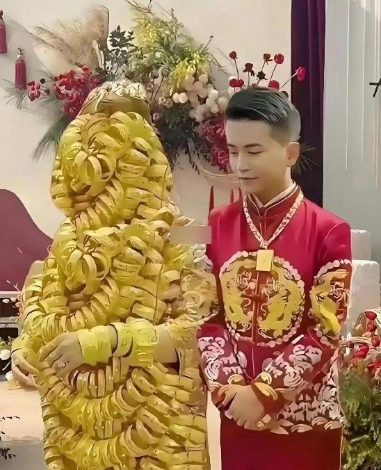 新郎的嘴角都压不住了，这哪是结婚啊，明明是挖了一个金矿。