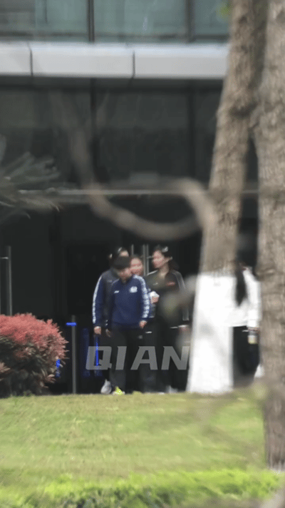 3.18日，莎莎下训去吃饭，和队友和队医小姐姐一起，边走边笑，很开心哦。国乒