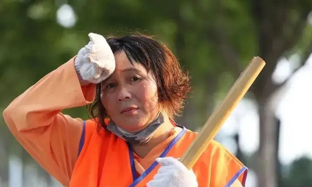 环卫工大妈59岁了，起早贪黑的干，一月工资2300元，每月交给儿媳妇2000元，