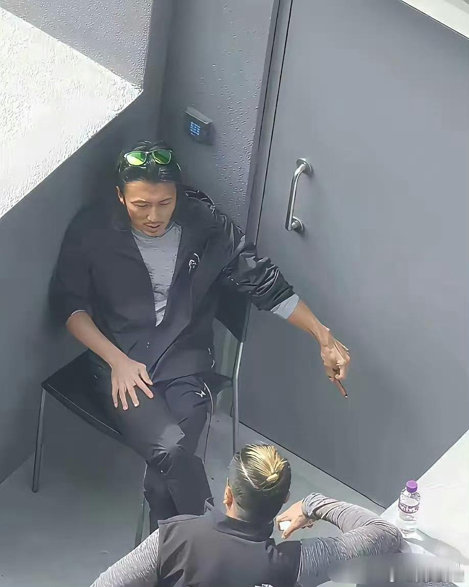 一直以为谢霆锋是不抽烟的