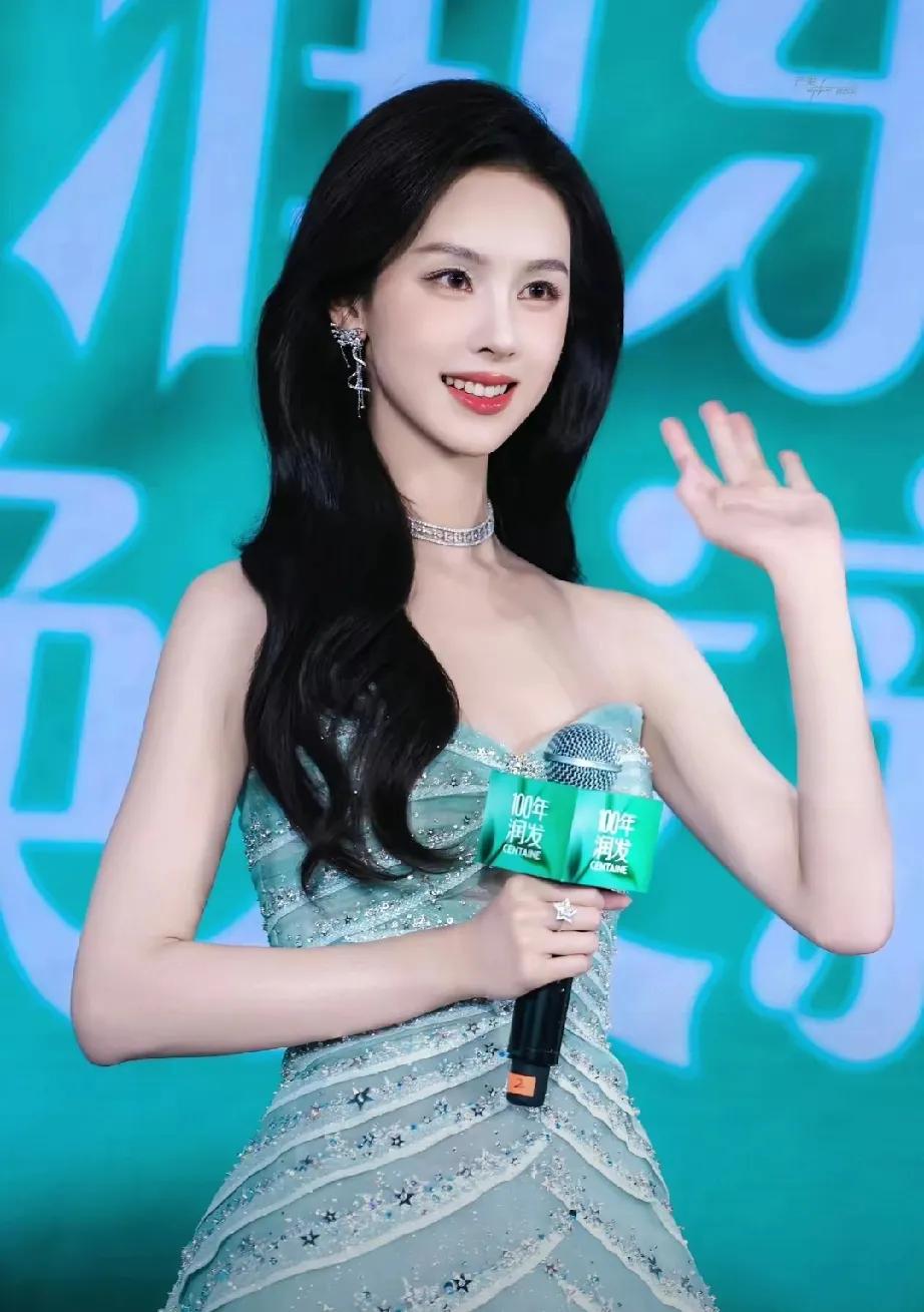 天呐！深圳活动现场陈都灵直接美出圈！一袭绿色长裙惊艳亮相，仿佛把整个春天穿在了身