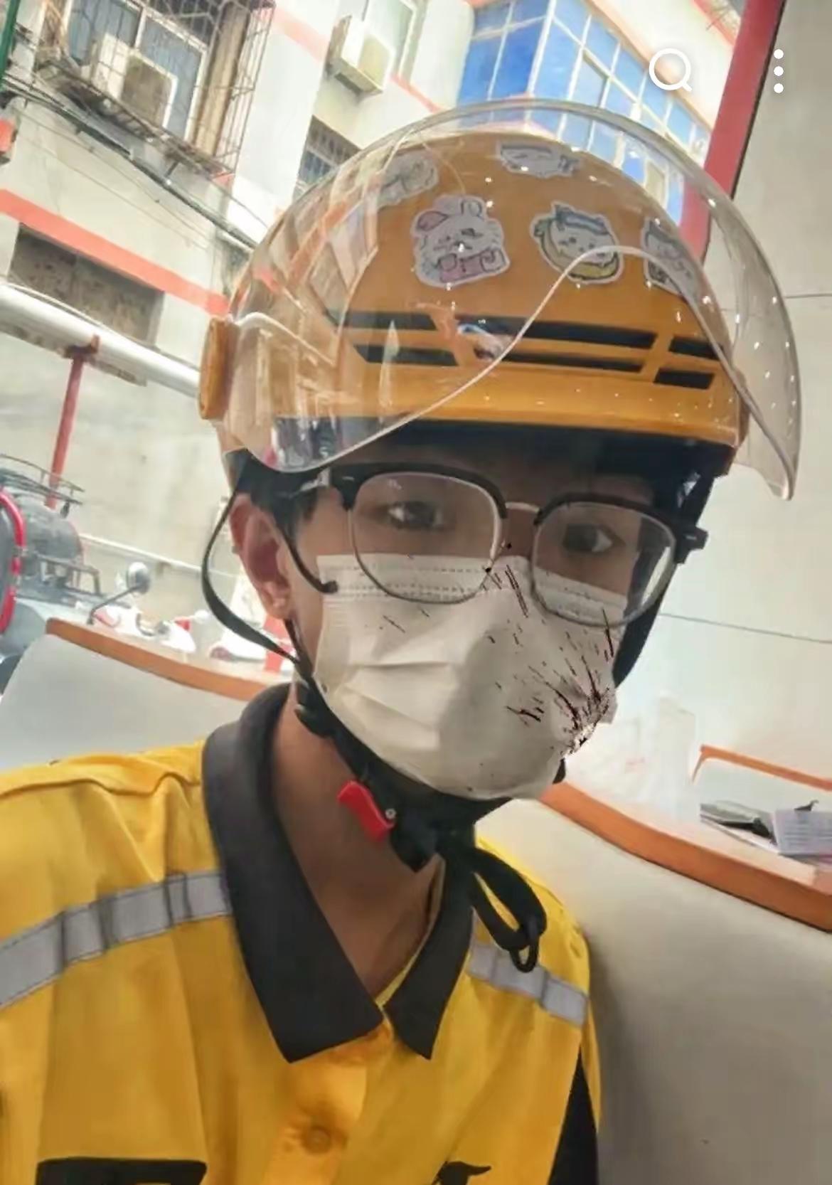 高考结束后，儿子去送外卖，昨天第一天。​他考完那天晚上跟我说，妈我想去送外卖。