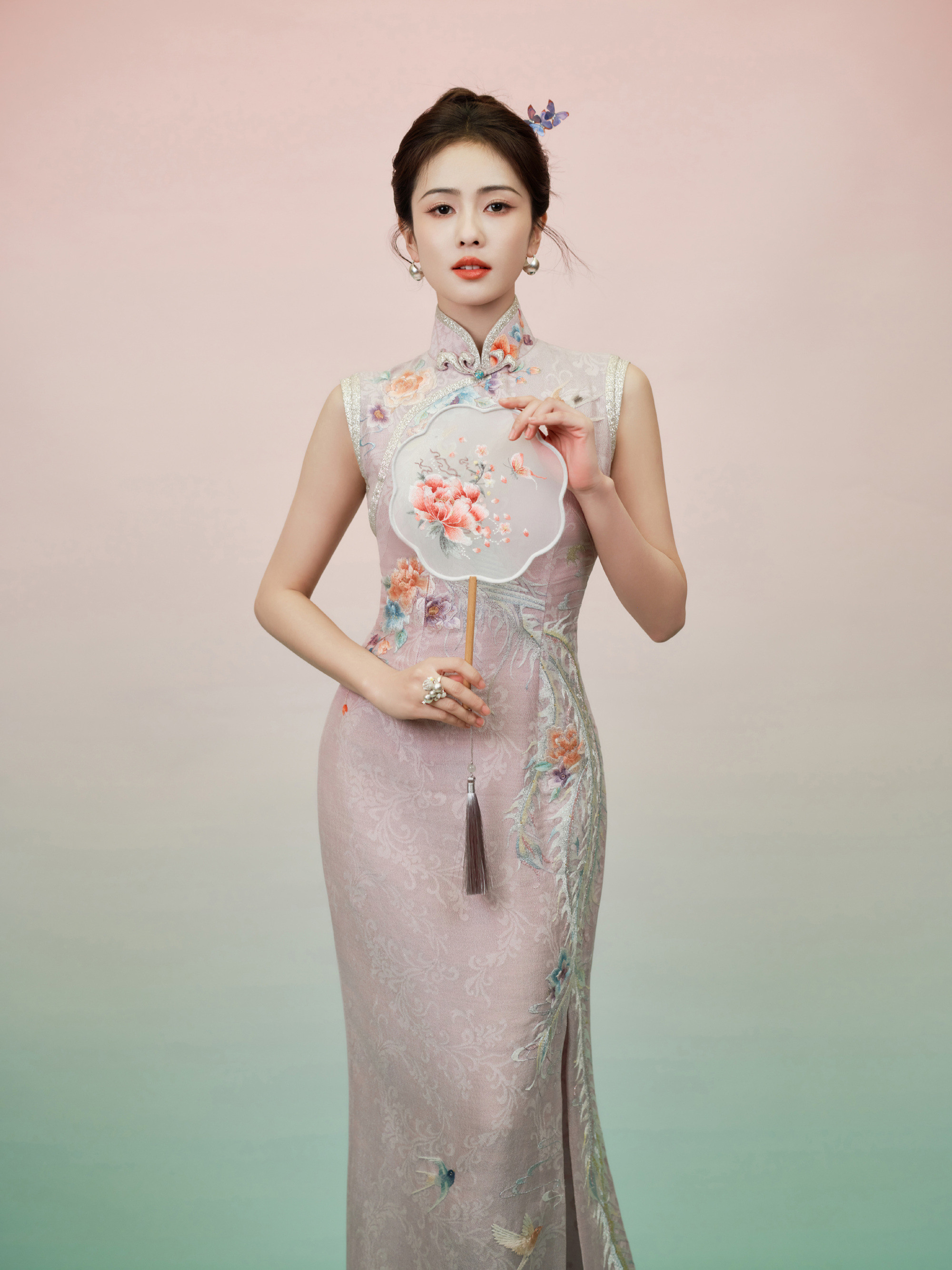 白鹿，东方韵味旗袍造型，婀娜柔美。白鹿