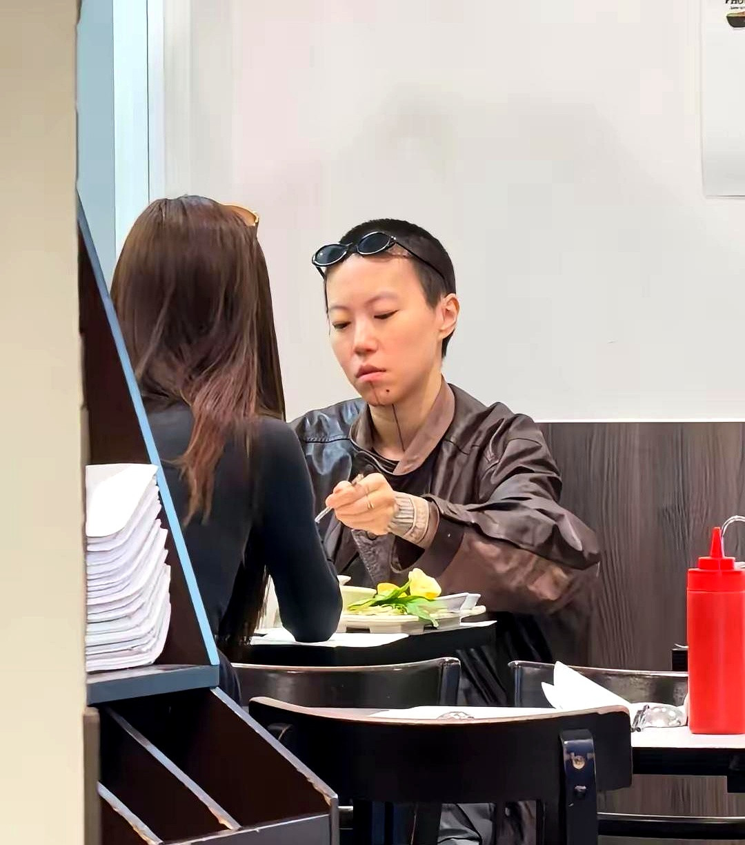 29岁的窦靖童在巴黎餐馆被偶遇，短发利落，举手投足全是窦唯当年的影子网上都在议论她女生男相、我行我素