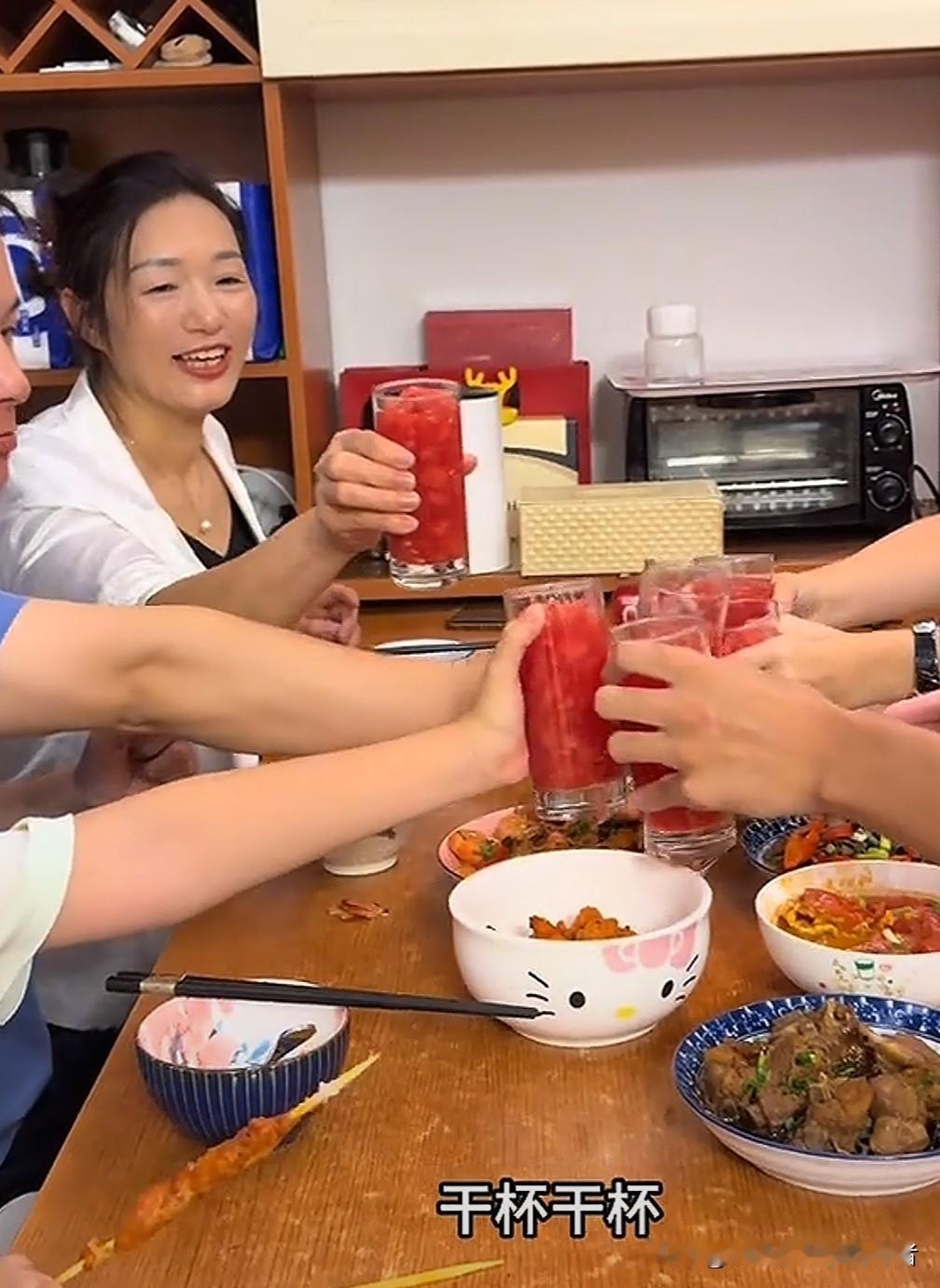 今天，谢浩男的大妹发布了新视频。在视频当中，谢妈妈领着三个女儿以及谢浩男的战友海