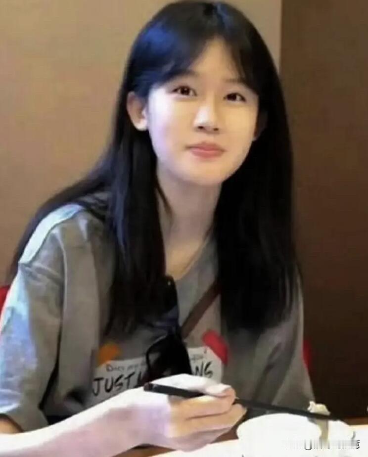 陆毅和鲍蕾的女儿也太像乔欣了吧[捂脸哭]小时候感觉贝儿只是可爱，长大后好漂亮啊。黑