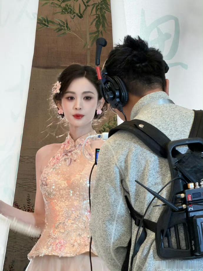 娜扎当真国色天香娜扎颜值暴击！粉裙衬得仙气袅袅，挂脖露精致锁骨，妥妥的人间绝色