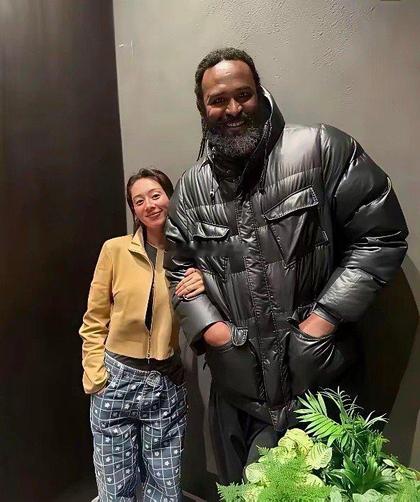 无论从哪个角度来看都很不般配，一个高大威猛，一个小鸟依人，身高、体量相差太大。5