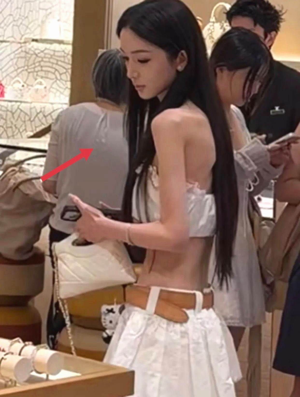 王思聪新女友太漂亮了，四肢非常纤细，身材很高挑，可谓真正的又瘦又美！不得不感慨，