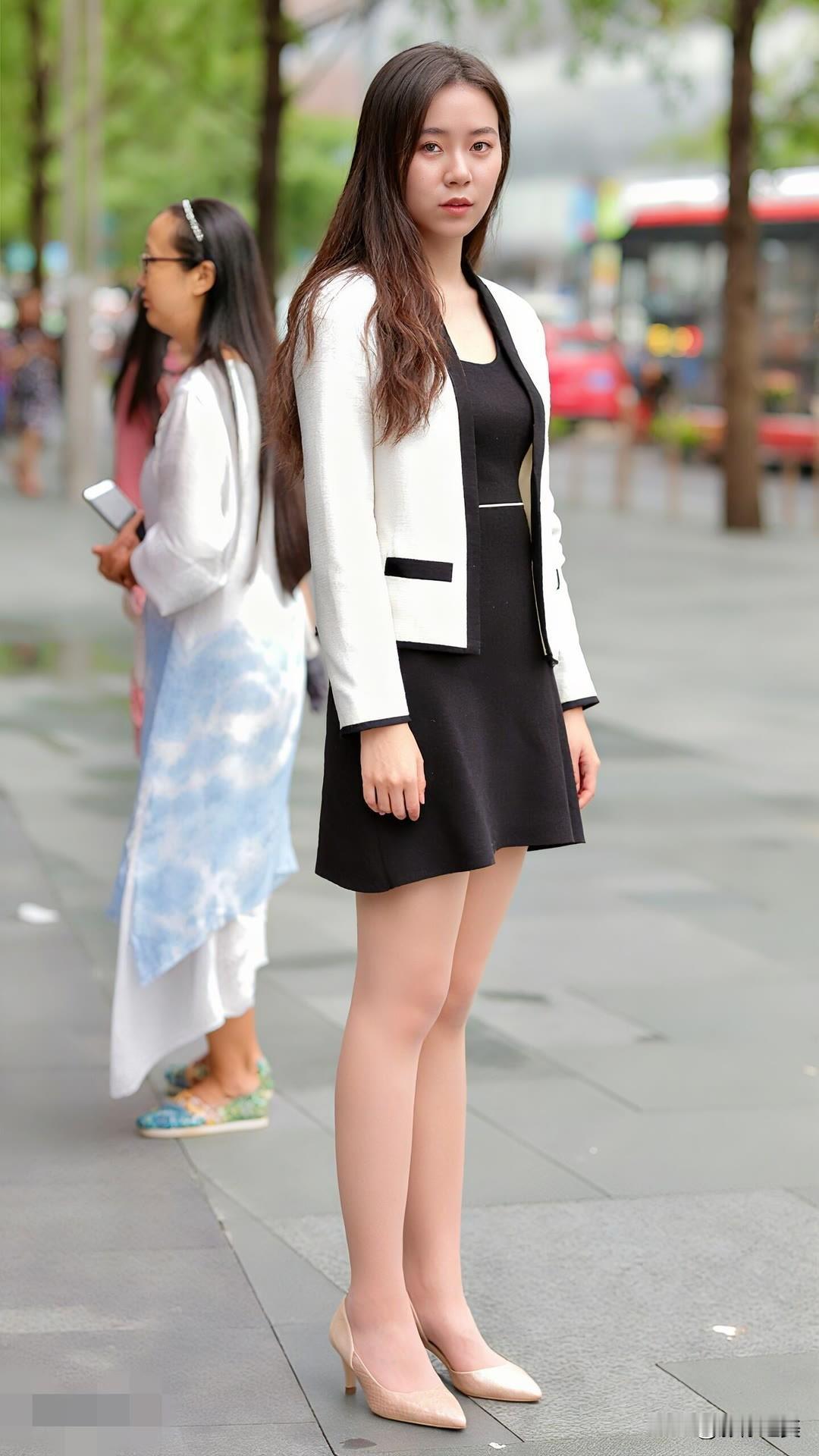 黑白拼色外套搭黑色连衣裙，简约又精致，妥妥的都市丽人范儿✨