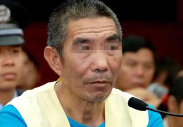 他从2007年开始连续杀人，把受害者的肉剔下来，腌制风干后冒充鸵鸟肉在市场售卖。