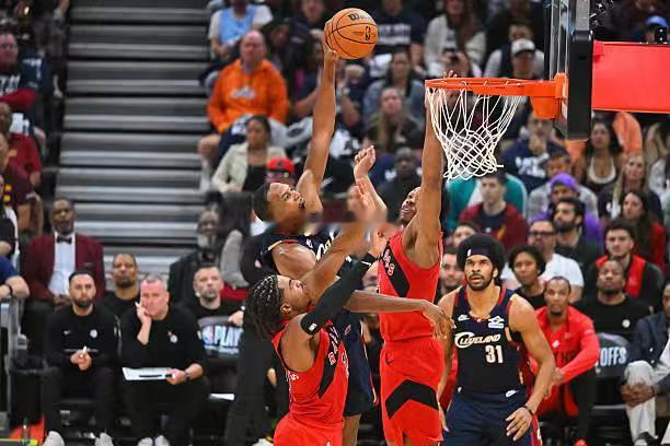 骑士其实还有一些潜力可以挖掘。季后赛前两场，莫布利进攻效率不错，也能得到一些分数