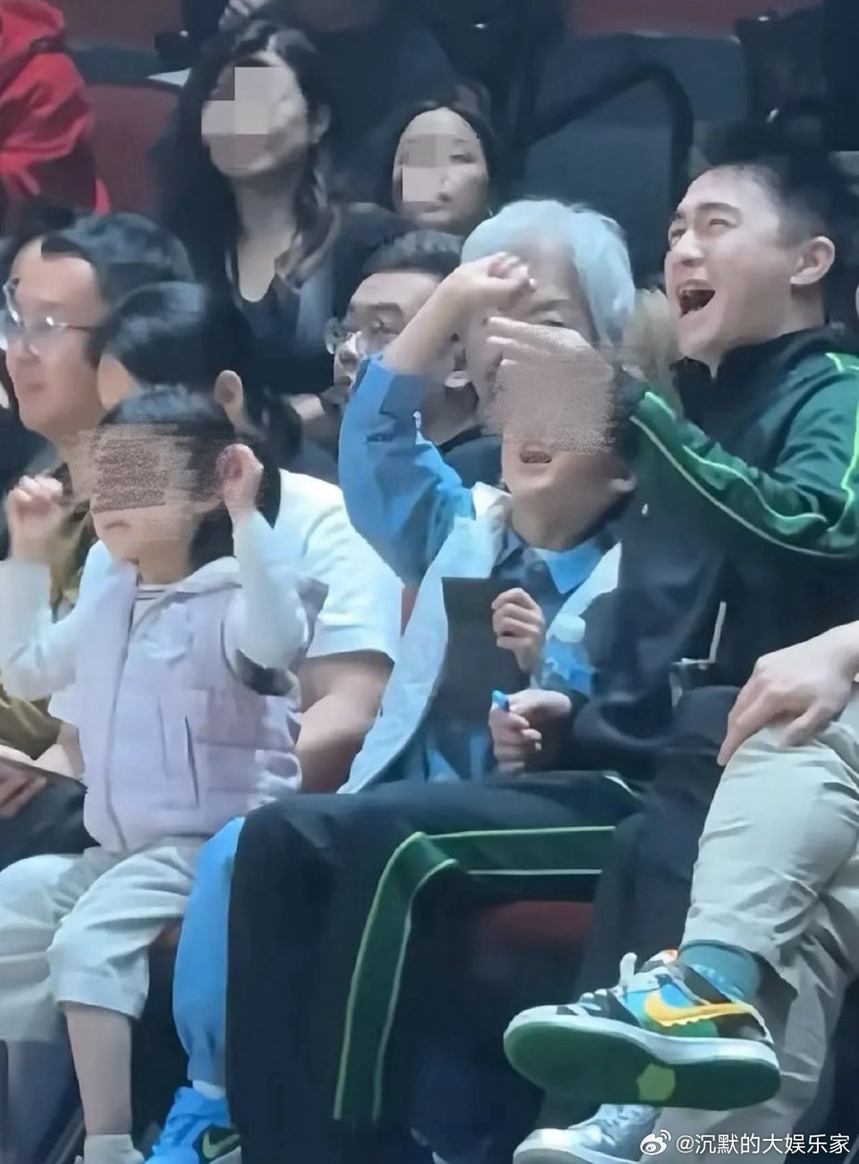 何猷君带儿子和女儿去看篮球赛，看得出5岁的何广燊笑起来五官很像爸爸，身高则是遗传