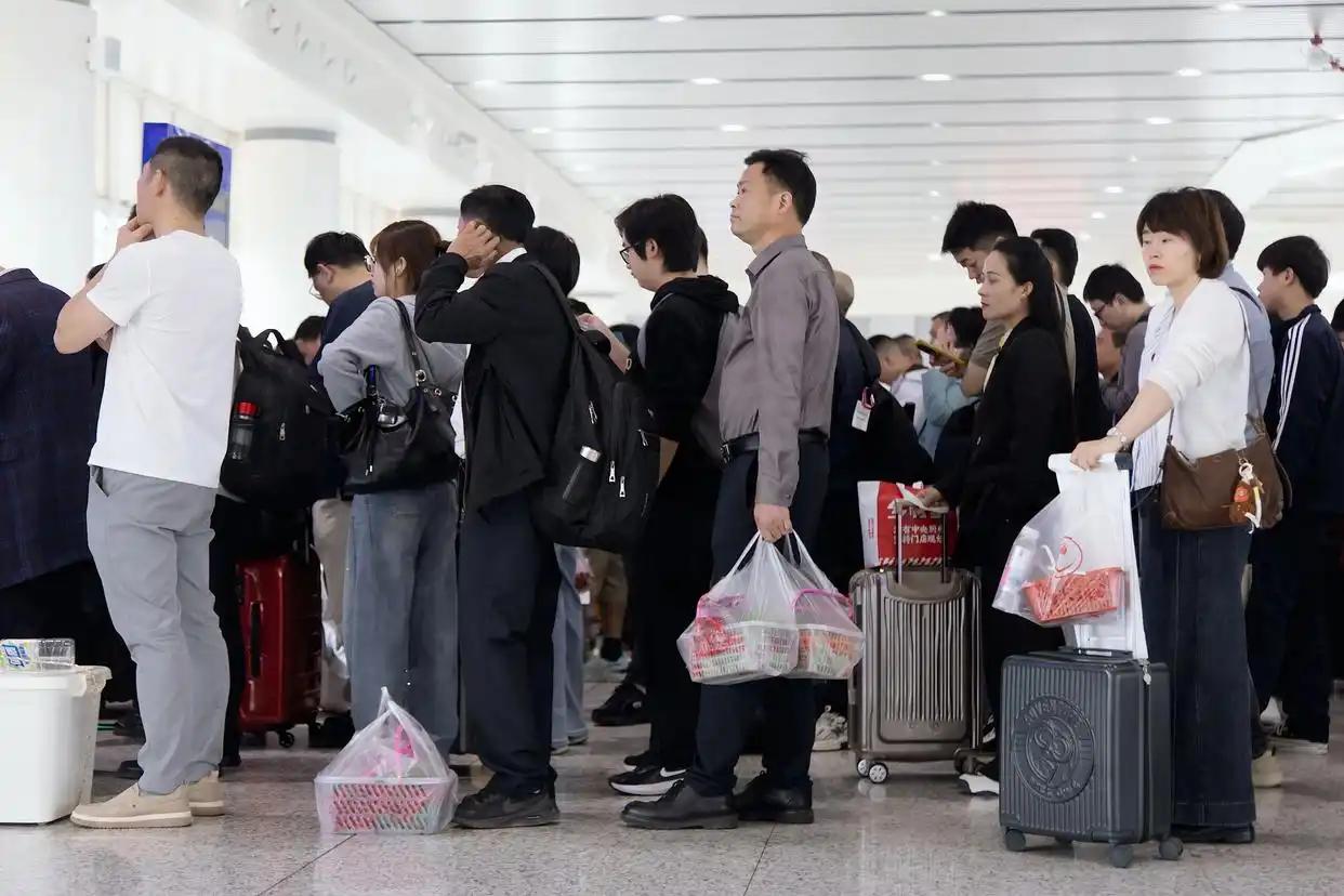 高铁站再现“人均”小红筐，看看带的是啥？湖北十堰东站，最近刷屏全网，候车厅、