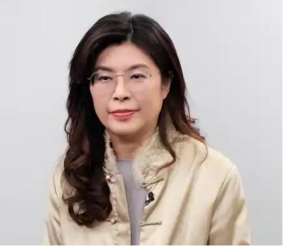 郑丽文从大陆回来第四天，干了件让全岛炸锅的事，穿着大陆专门定制的女版中山装，主持