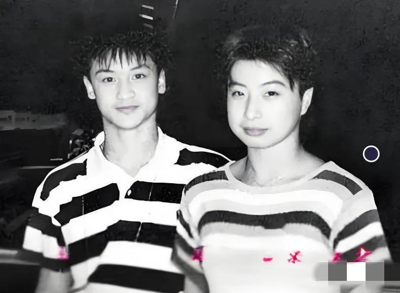 一张老照片：镜头中的田亮秀发覆额，疏眉朗目，丰神俊逸；一旁的郭晶晶短发利落，龙眉