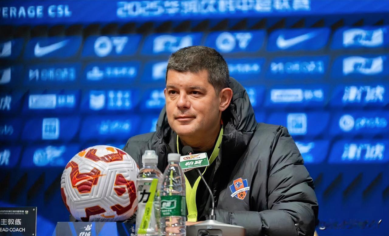 青岛海牛成功保级，我不意外，我意外的是接替李霄鹏的居然是前梅州客家主帅米兰