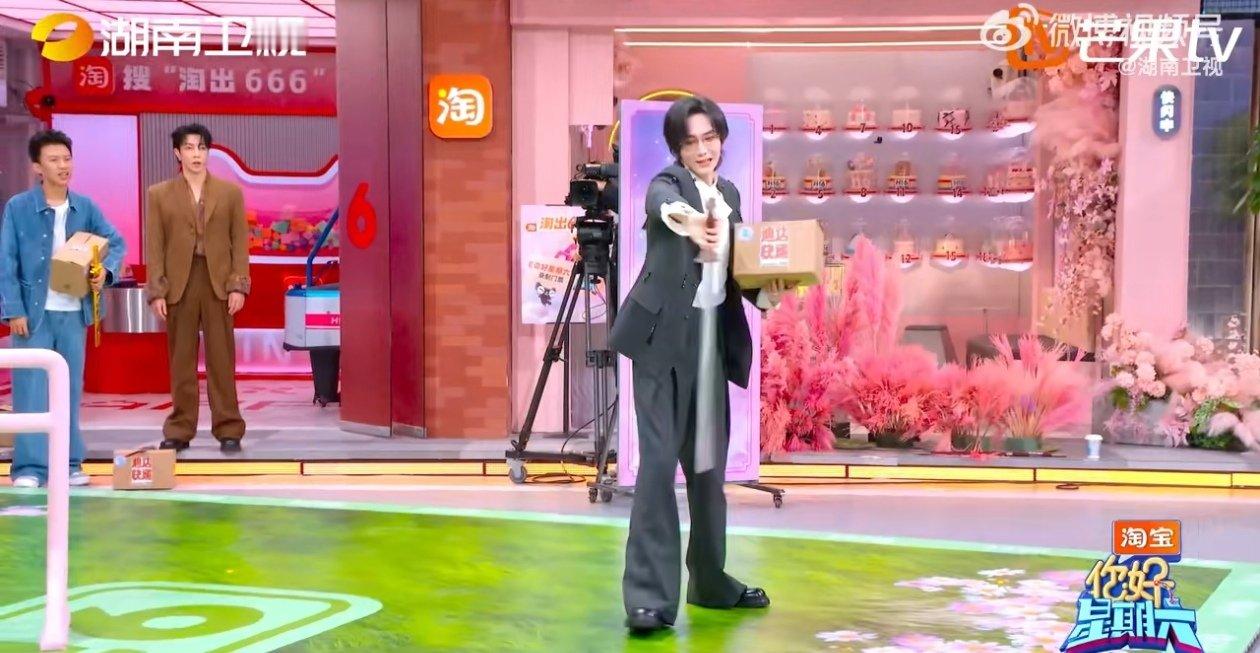 汪铎送谭松韵古风小生的抱枕你好星期六节目超有欢乐氛围感！汪铎满心期待给谭松韵
