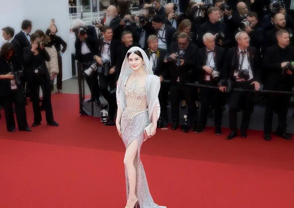 整整5分钟。就那么杵在戛纳的红毯台阶上，死活不走。她在戛纳红毯台阶上站满